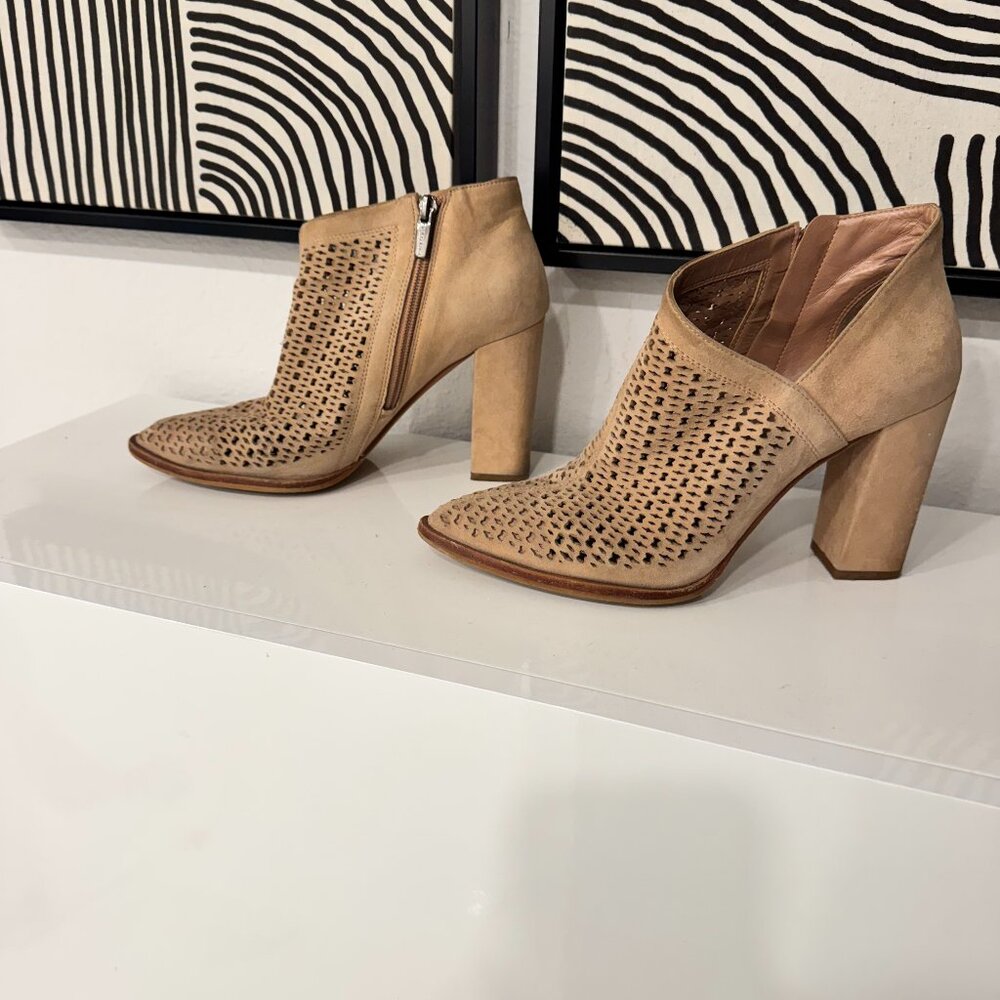 Vince Camuto booties in beige suede with the block heel size 8.5